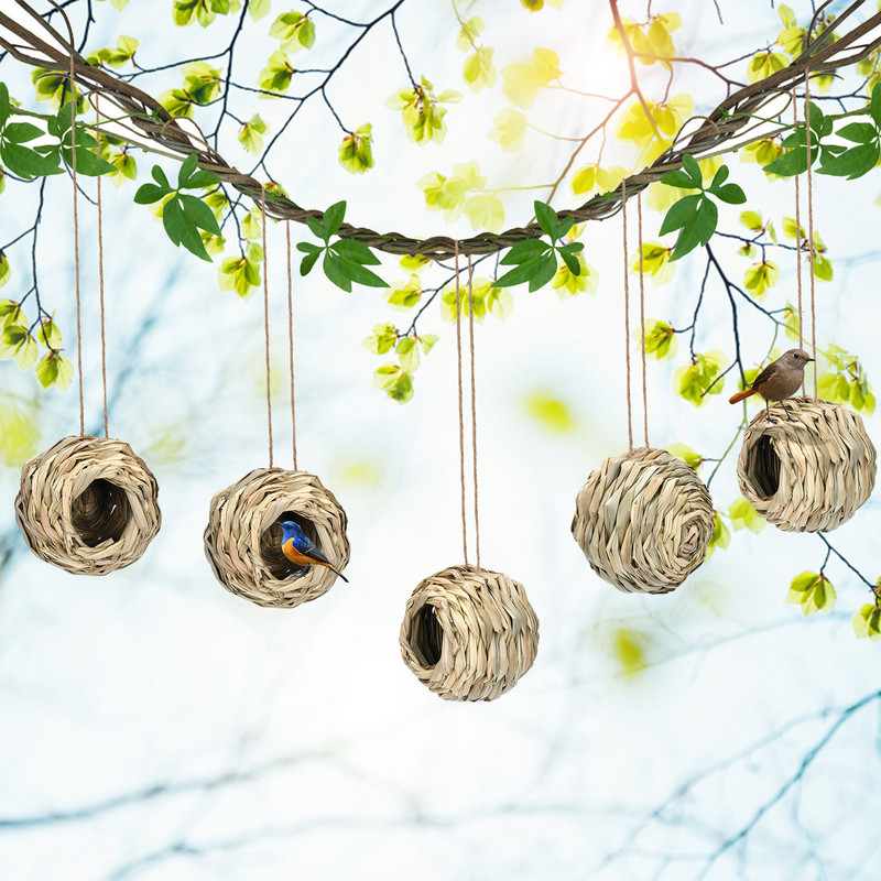 Bumbiņas formas dabiskas zāles putnu māja ārpusē karājas kolibri Izturīgs, izturīgs putnu barotājs, kas piekārts dārza pagalma dekorēšanai