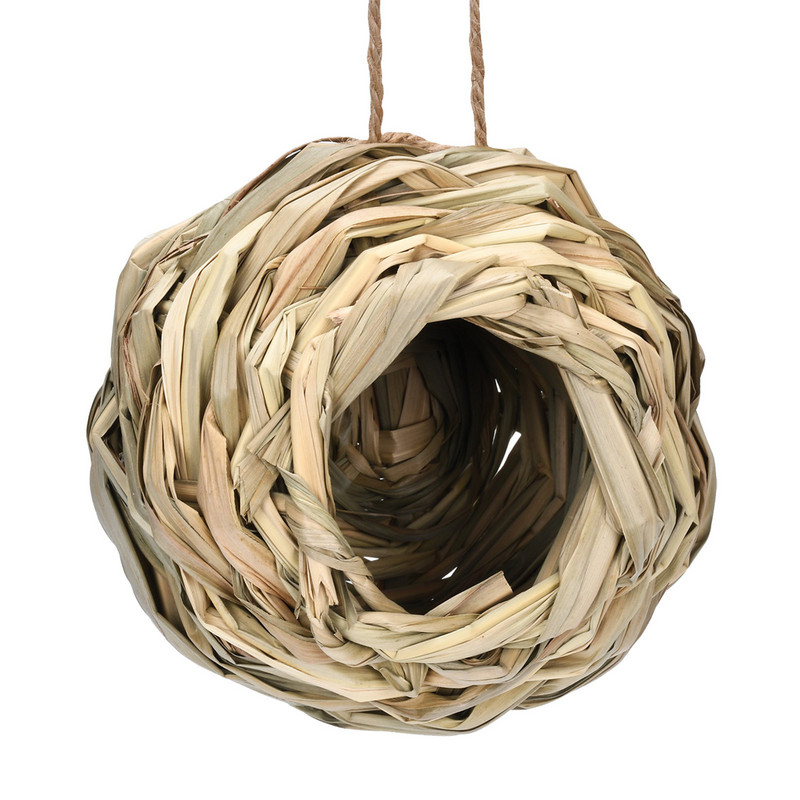 Bumbiņas formas dabiskas zāles putnu māja ārpusē karājas kolibri Izturīgs, izturīgs putnu barotājs, kas piekārts dārza pagalma dekorēšanai