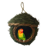 Käsitsi kootud linnumaja naturaalse rohuga linnupesa varjualune onn Väikeste lindude varjupaik õues Varblaste rippuvad papagoi pesamajad