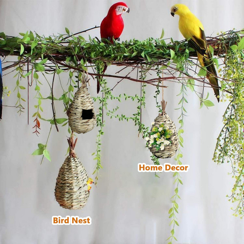 Käsitsi kootud linnumaja naturaalse rohuga linnupesa varjualune onn Väikeste lindude varjupaik õues Varblaste rippuvad papagoi pesamajad