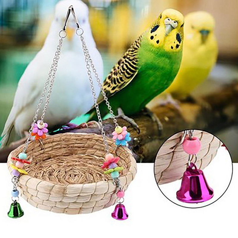 Jucării pentru păsări și papagali Leagăn pentru pat cu paie țesute manual, cu 4 clopoțe metalice, cușcă de hrănire pentru grădinărit pentru păsări.