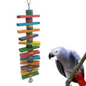 Mājdzīvnieku putnu papagailis iekštelpu koka bloki zvaniņa karājās būrī šūpoles, košļājama rotaļlieta, ko izmanto maziem un vidējiem putniem