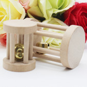 1 τεμάχιο ολοκαίνουργιο παπαγάλο ξύλου για μάσημα με καμπάνα για πουλιά Παπαγάλοι λείανση παιχνιδιών χάμστερ Rattle Gnaw Toys for Hamster