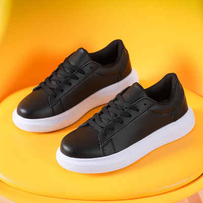 Adidași de damă cu talpă plată și șireturi