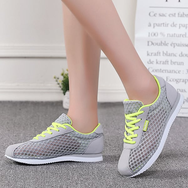 Naiste hingavad tossud kolmes värvitoonis