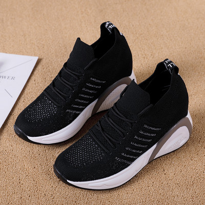 Un model casual de adidași cu platformă