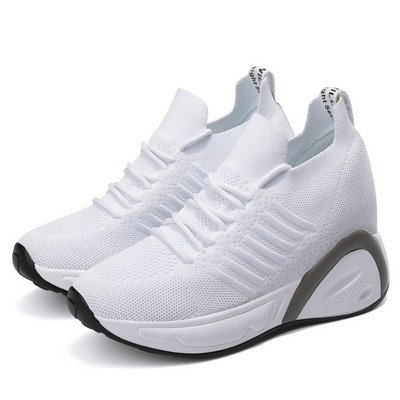 Un model casual de adidași cu platformă