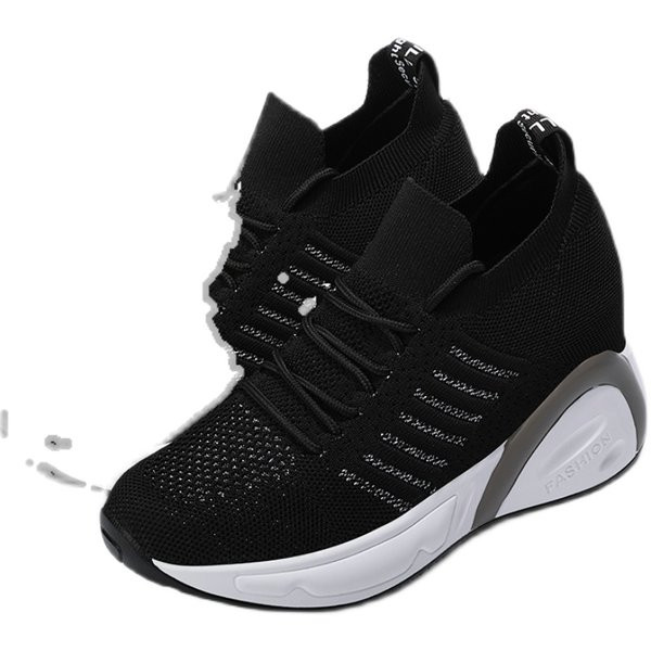 Un model casual de adidași cu platformă