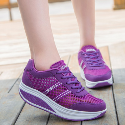 Sieviešu elpojošas šņorējamas kedas ar augstu zoli