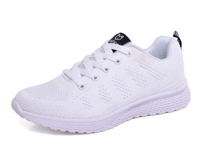 Hingavast kangast paelte ja kirjaga sporditossud