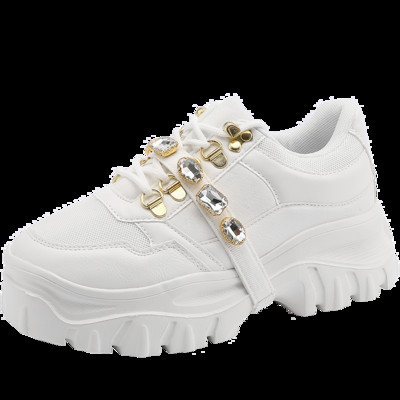 Moodsad kõrge talla ja dekoratiivkividega naiste tossud