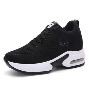 Νέο μοντέλο γυναικείων sneakers με ψηλή σόλα