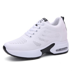 Νέο μοντέλο γυναικείων sneakers με ψηλή σόλα