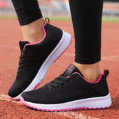 Ležerne tekstilne tenisice s vezicama na ravnom potplatu i natpisom