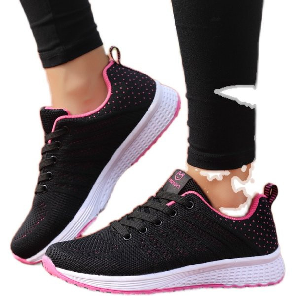 Ležerne tekstilne tenisice s vezicama na ravnom potplatu i natpisom