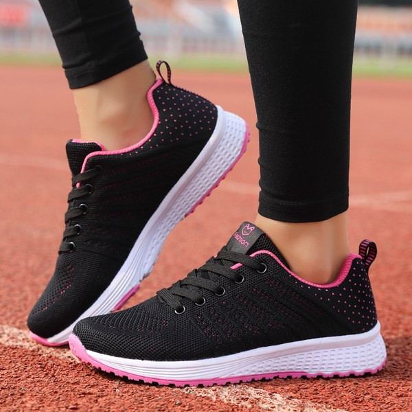 Ležerne tekstilne tenisice s vezicama na ravnom potplatu i natpisom