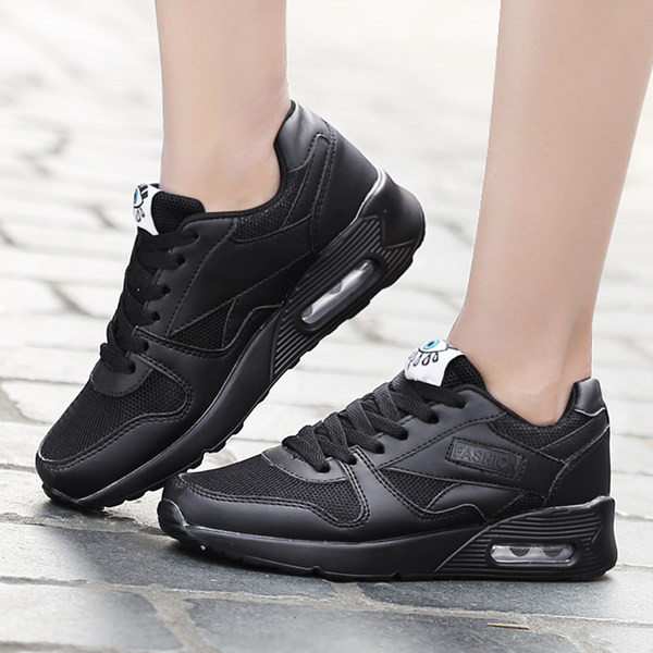 Γυναικεία μονόχρωμα sneakers με κορδόνια