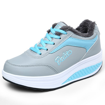 Adidași de damă cu căptușeală și inscripție