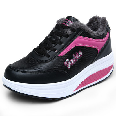 Adidași de damă cu căptușeală și inscripție