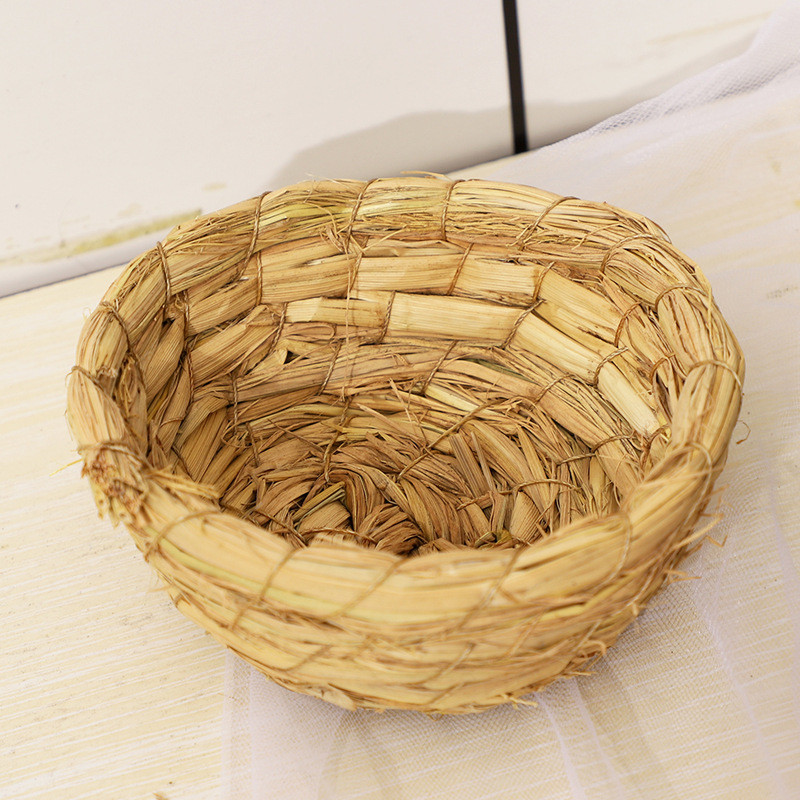 Käsitsi valmistatud naturaalsetest õlgedest punutud linnupesa Lemmiklindude pesitsus- ja puhkepaigad Kanaarid Papagoi Tuvi Kana Mugav magamistuba