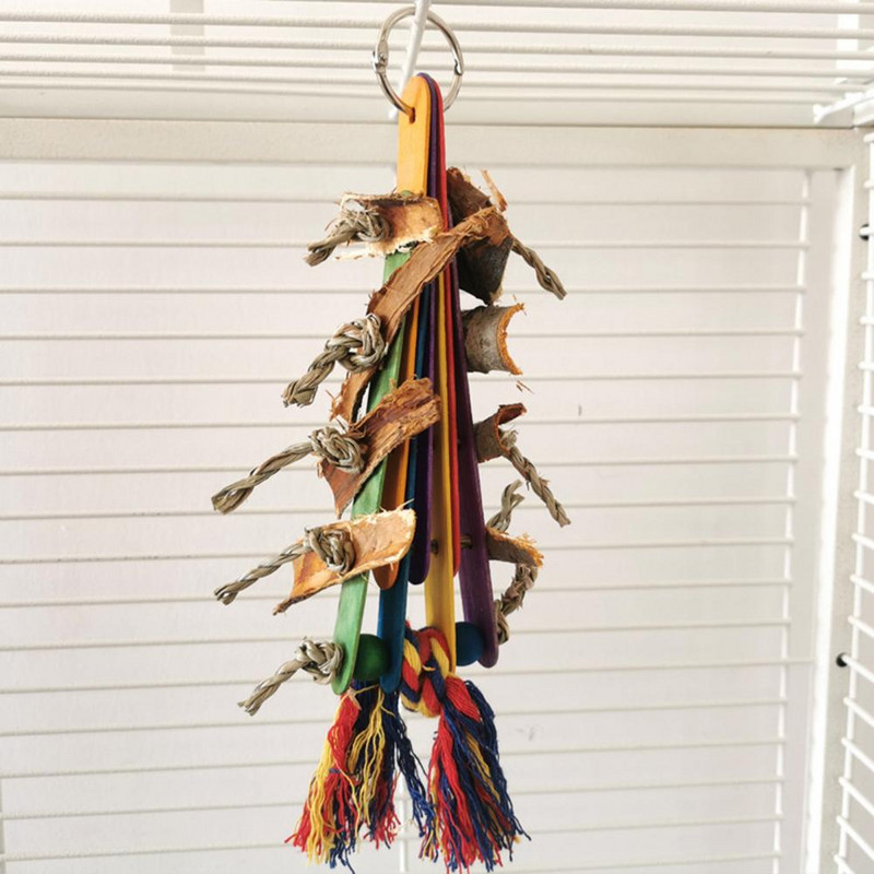 Putnu košļājamā rotaļlieta Dabīga koka zobu griešanai lopbarības iegūšanai bumbiņai piekarināma rotaļlieta Papagaiļa koduma rotaļlieta ķekatu ara papagaiļiem.