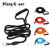 Koera pikad jalutusrihmad õues lemmikloomade ümmarguse köie treenimiseks jalutusrihm väikesele suurele keskmisele koerale