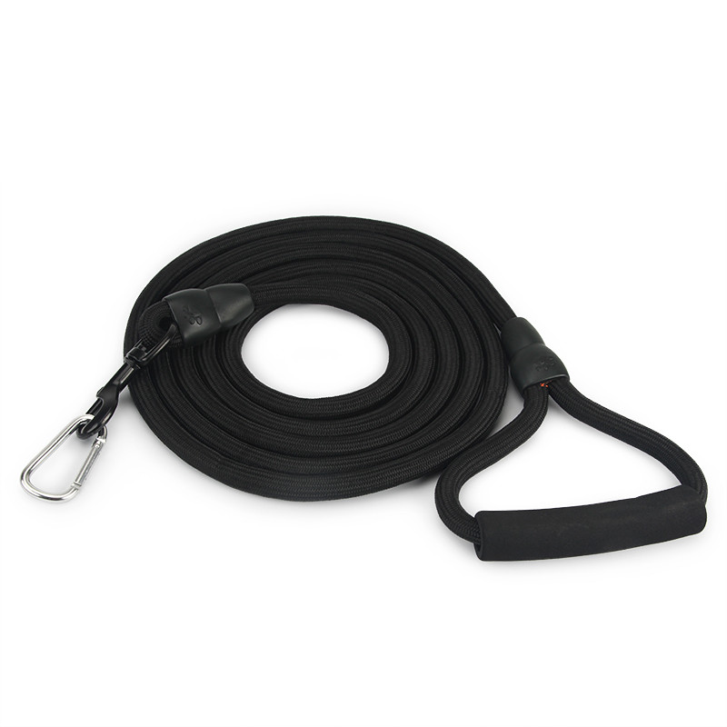 Koera pikad jalutusrihmad õues lemmikloomade ümmarguse köie treenimiseks jalutusrihm väikesele suurele keskmisele koerale