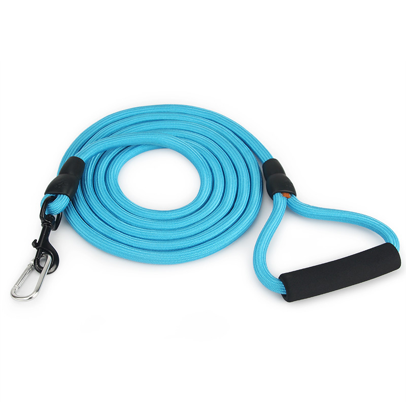 Koera pikad jalutusrihmad õues lemmikloomade ümmarguse köie treenimiseks jalutusrihm väikesele suurele keskmisele koerale