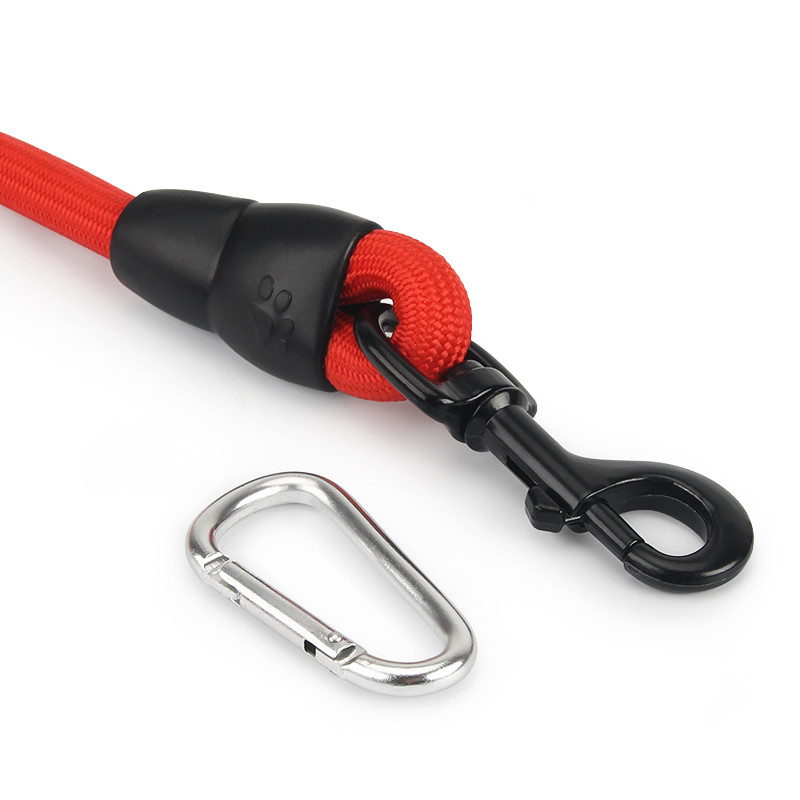 Koera pikad jalutusrihmad õues lemmikloomade ümmarguse köie treenimiseks jalutusrihm väikesele suurele keskmisele koerale