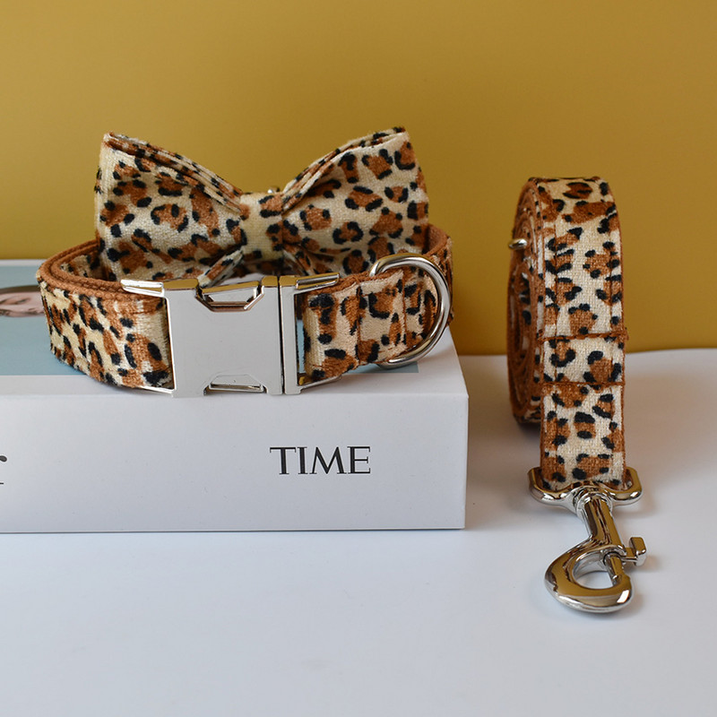 Λεοπάρ τύπωμα παπιγιόν γιακά σκυλιών για μικρά μεσαία μεγάλα σκυλιά Προσαρμοσμένα περιλαίμια Χαραγμένη πινακίδα ονομασίας Προμήθειες για κατοικίδια Κολιέ Ζώο 01