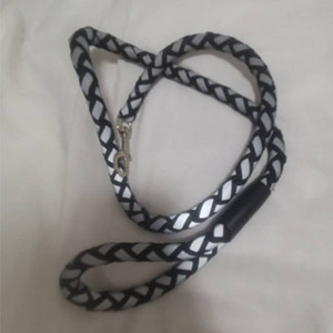 Luminozitate Strong Wave Lesă pentru câini Mâini libere Lesă reflectorizante pentru animale de companie pentru câini de talie mică Mersul pe jos Siguranță în întuneric Accesoriu pentru câini