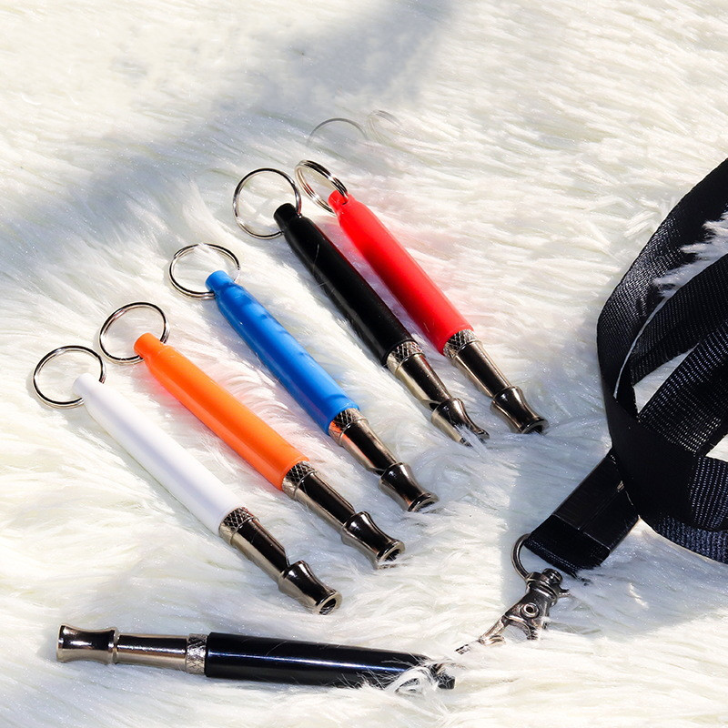 Pikk messingist reguleeritav lemmikloomakoerte treenimisvile Ultraheli üleheli helikõrguse reguleeritav treenimistarbed koduloomakoertele