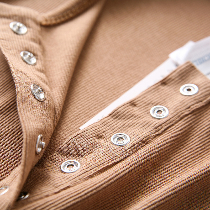 Naiste nööbiga eesmine soonikbody