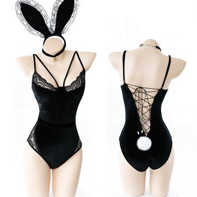 Must seksikas naine, sametine kogunemine Seksikas seljata pitsiga jänku vormiriietus, avatud failiga kombinesoon