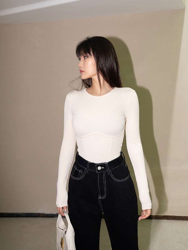 Body cu mânecă lungă, cusături pentru bust și gât roșu pentru femei