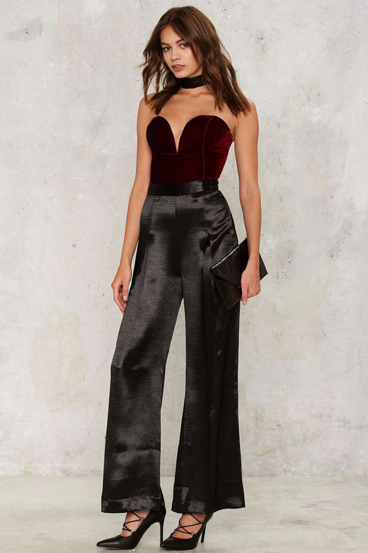 Šarmantni baršunasti ženski bodi bez naramenica Kratki kombinezon s V-izrezom Kombinirani kombinezon na vezanje i leđa Modni uski kombinezon