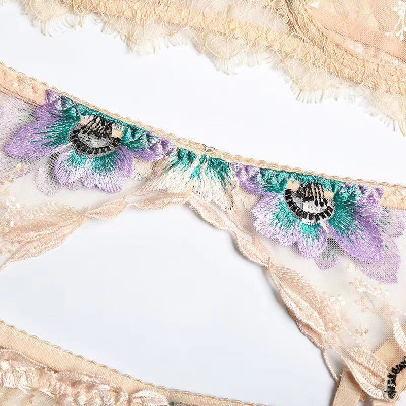 Augstas klases mežģīņu zeķes trīsdaļīgas ādas tonī izšūtas raksta krūštura komplekts seksīgas krūštura biksītes liela izmēra apakšveļa