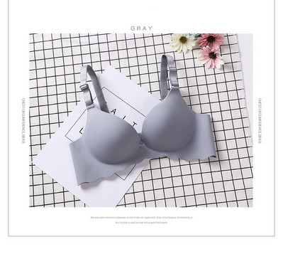 Djevojke skupljaju jednodijelni glatki grudnjak s malim grudima bez šavova i bez čeličnog prstena