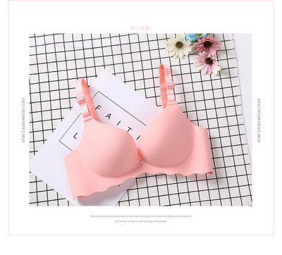 Djevojke skupljaju jednodijelni glatki grudnjak s malim grudima bez šavova i bez čeličnog prstena