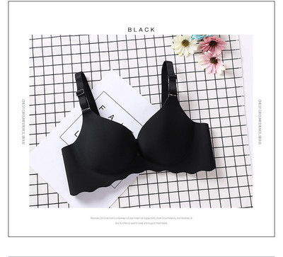 Djevojke skupljaju jednodijelni glatki grudnjak s malim grudima bez šavova i bez čeličnog prstena