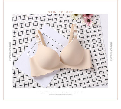 Djevojke skupljaju jednodijelni glatki grudnjak s malim grudima bez šavova i bez čeličnog prstena