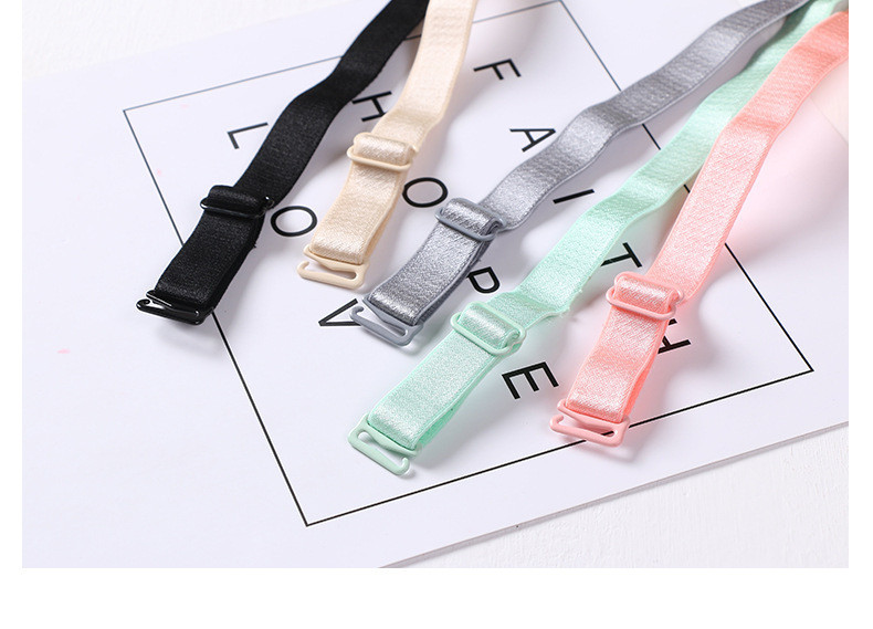 Djevojke skupljaju jednodijelni glatki grudnjak s malim grudima bez šavova i bez čeličnog prstena