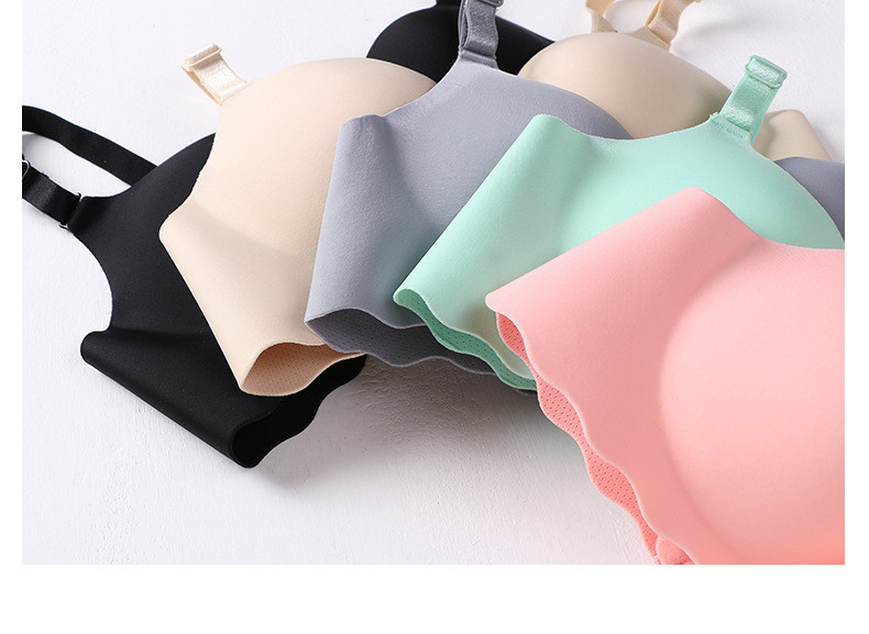 Djevojke skupljaju jednodijelni glatki grudnjak s malim grudima bez šavova i bez čeličnog prstena