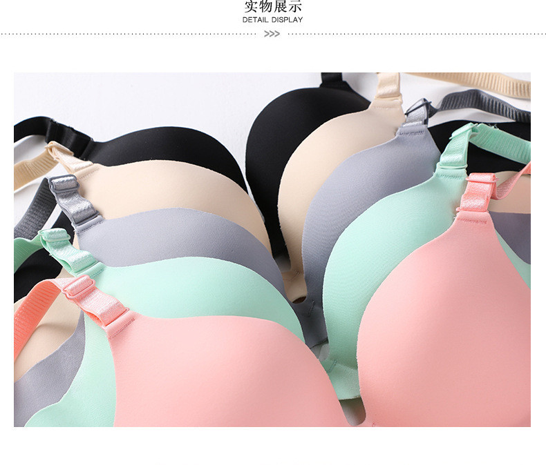 Djevojke skupljaju jednodijelni glatki grudnjak s malim grudima bez šavova i bez čeličnog prstena