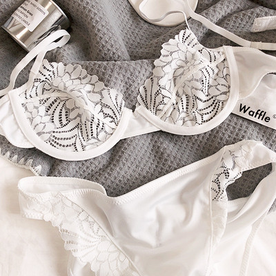 Seksikas õhuke pitsist terasrõngas, suured rinnad, väike pesu läbipaistev pesukomplekt, rippuva rinnahoidja imitatsioon aluspükstega