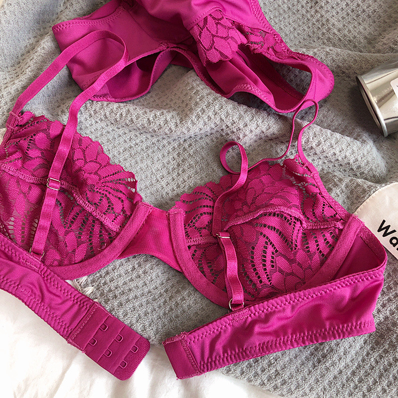 Seksikas õhuke pitsist terasrõngas, suured rinnad, väike pesu läbipaistev pesukomplekt, rippuva rinnahoidja imitatsioon aluspükstega