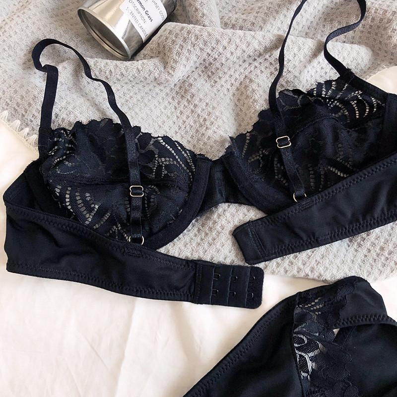 Seksikas õhuke pitsist terasrõngas, suured rinnad, väike pesu läbipaistev pesukomplekt, rippuva rinnahoidja imitatsioon aluspükstega