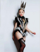 2018. aasta sünnipäevapeorõivad sädelevad kivikivid, mustad valged sulgedest võrgust bodi, säärised ööklubi, naiste tantsuetendus