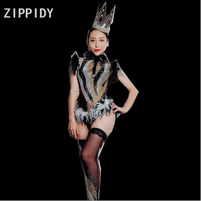 2018. aasta sünnipäevapeorõivad sädelevad kivikivid, mustad valged sulgedest võrgust bodi, säärised ööklubi, naiste tantsuetendus