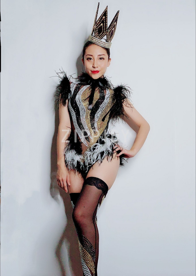 2018. aasta sünnipäevapeorõivad sädelevad kivikivid, mustad valged sulgedest võrgust bodi, säärised ööklubi, naiste tantsuetendus